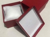 Hộp đồng hồ màu đỏ kèm gối bông Hộp đồng hồ màu đỏ kèm gối bông