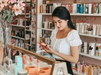Gấp Gấp Gấp cần 3 nữ phụ bán mỹ phẩm Gấp Gấp Gấp cần 3 nữ phụ bán mỹ phẩm