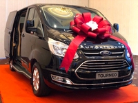 Ford Tourneo Limousine phong cách doanh nhân, sang trọng.