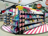 Shop mỹ phẩm Hoa cần tạp vụ lau dọn kệ hàng Shop mỹ phẩm Hoa cần tạp vụ lau dọn kệ hàng