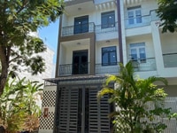 Còn 1 căn duy nhất dt: 5x20m, 3 lầu, kdc Sadeco Phước Kiển, full nt Còn 1 căn duy nhất dt: 5x20m, 3 lầu, kdc Sadeco Phước Kiển, full nt