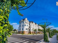 Nhà 2 mặt tiền đường trước và sau nhà, gần cổng phụ Nhà 2 mặt tiền đường trước và sau nhà, gần cổng phụ