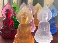 Tượng phật bà quan âm đá lưu ly để trong xe hơi cao 13cm x 7cm đa sắc Tượng phật bà quan âm đá lưu ly để trong xe hơi cao 13cm x 7cm đa sắc