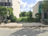 Cần tiền bán gắp lô đất nằm ngay mặt tiền đường lớn,gần chợ Đông Đô
