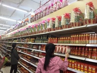 Tuyển hai nữ phụ bán hàng tiêu dùng Tuyển hai nữ phụ bán hàng tiêu dùng