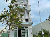 Trệt: 1 phòng khách, 1 toilet, 1 bếp + Lầu 1: 3 phòng ngủ, 2 toilet + Trệt: 1 phòng khách, 1 toilet, 1 bếp + Lầu 1: 3 phòng ngủ, 2 toilet +