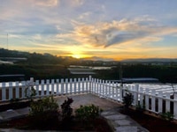 Căn nhà gỗ nằm trên cao, có view rất đẹp, có sân đậu xe hơi rộng rãi Căn nhà gỗ nằm trên cao, có view rất đẹp, có sân đậu xe hơi rộng rãi