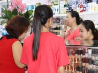 Đầu năm cửa hàng đông khách cần tuyển gấp 2 bạn phụ bán mỹ phẩm Đầu năm cửa hàng đông khách cần tuyển gấp 2 bạn phụ bán mỹ phẩm