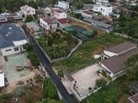Nhà mái bằng hiện đại nằm trung tâm Lộc Tiến. Nhà mái bằng hiện đại nằm trung tâm Lộc Tiến.