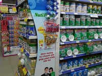 Siêu thị mini tuyển nhân viên nghiêm túc đứng bán hàng tại quầy Siêu thị mini tuyển nhân viên nghiêm túc đứng bán hàng tại quầy