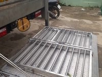 Xe chở heo gia súc có bững nâng sàn inox lá me gía rẻ tại bình dương Xe chở heo gia súc có bững nâng sàn inox lá me gía rẻ tại bình dương