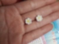 Khuyên tai hoa cúc bằng nhựa treo bao đẹp bao xinh Khuyên tai hoa cúc bằng nhựa treo bao đẹp bao xinh