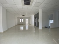 Có hầm để xe _khu k300. 7 phòng, sẵn máy lạnh ( 5m x 20m) Có hầm để xe _khu k300. 7 phòng, sẵn máy lạnh ( 5m x 20m)