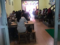Cửa hàng bún bò huế rất đông khách cạnh cổng trường đại học Cửa hàng bún bò huế rất đông khách cạnh cổng trường đại học