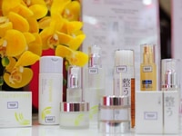 Cẩn 2 nam nữ nhân viên bán mĩ phẩm tại chỗ Cẩn 2 nam nữ nhân viên bán mĩ phẩm tại chỗ