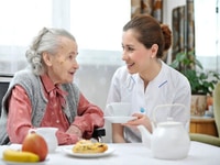 Cần người có kinh nghiệm chăm sóc cho bà cụ và bao ăn ở lại tại nhà