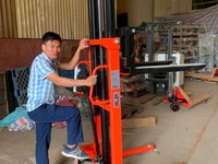Bán xe nâng tay cao 1 tấn 2 tấn nâng cao 2 mét giá rẻ có sẵn Bán xe nâng tay cao 1 tấn 2 tấn nâng cao 2 mét giá rẻ có sẵn