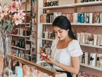 Cần tuyển nhân viên bán hàng mỹ phẩm đứng tại cửa hàng Cần tuyển nhân viên bán hàng mỹ phẩm đứng tại cửa hàng