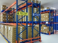 Nhân viên trao đổi thông tin khách hàng Nhân viên trao đổi thông tin khách hàng