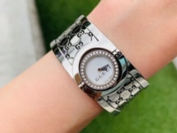 Đồng Hồ Gucci Nữ Dạng Lắc Mặt khảm xà cừ Đính Full kim Cương, Like New Đồng Hồ Gucci Nữ Dạng Lắc Mặt khảm xà cừ Đính Full kim Cương, Like New
