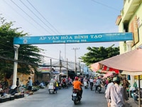 Mặt tiền Phùng Há cách chợ khoảng 100m Mặt tiền Phùng Há cách chợ khoảng 100m