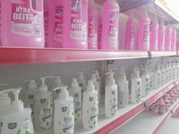 Tuyển gấp 2 nữ phụ bán quầy nước rửa tay Tuyển gấp 2 nữ phụ bán quầy nước rửa tay