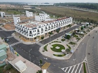 Cần bán nhà trung tâm Thị xã Tân Uyên, Giá 2,4 tỷ Cần bán nhà trung tâm Thị xã Tân Uyên, Giá 2,4 tỷ