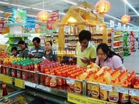 Cần nam nữ LDPT bán hàng trong siêu thị Cần nam nữ LDPT bán hàng trong siêu thị