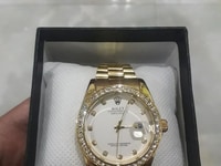 Cần bán đồng hồ Rolex màu vàng Cần bán đồng hồ Rolex màu vàng