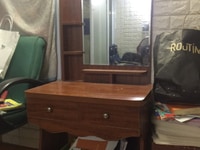 Bàn trang điểm còn mới nguyên. giá rẻ như tặng Bàn trang điểm còn mới nguyên. giá rẻ như tặng