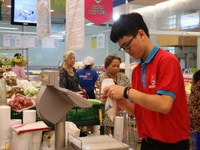 Cửa hàng cần NV nam nữ bán hàng tại cửa hàng Cửa hàng cần NV nam nữ bán hàng tại cửa hàng