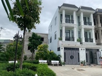 Chính chủ cần bán nhà 1 trệt 2 lầu kế bên công viên Chính chủ cần bán nhà 1 trệt 2 lầu kế bên công viên