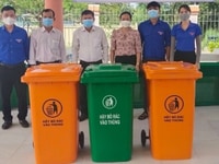 Thùng rác nhựa 240 lít bán trên toàn quốc. Thùng rác nhựa 240 lít bán trên toàn quốc.