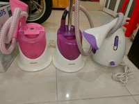 Vài cái bàn ủi hơi nước đứng Philips . Vài cái bàn ủi hơi nước đứng Philips .