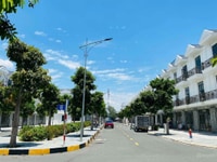 Nhà phố giá sốc ngay trung tâm Tân Uyên. Nhà phố giá sốc ngay trung tâm Tân Uyên.