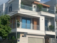Nhà một trệt hai lầu sổ sẵn kinh doanh buôn bán tốt Nhà một trệt hai lầu sổ sẵn kinh doanh buôn bán tốt
