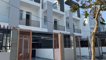 Hàng xóm em cần bán gấp nhà nằm mt đường lớn