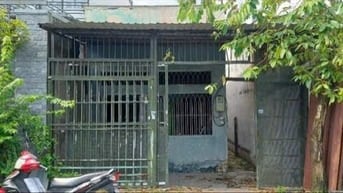 Cần tiền bán miếng đất tặng căn nhà nát 119m2 ở Hóc Môn giá 750 triệu.