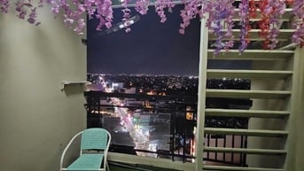 Cho thuê căn hộ penthouse tầng 17, view sân bay. 