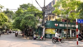 Bán gấp nhà ngõ phố 8/3, ngõ thông, ôtô nhỏ đỗ cửa, DT 47m2, 3 tầng