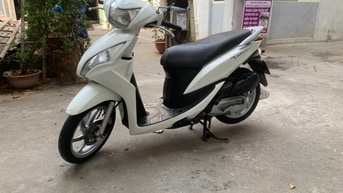 Cần bán xe Honda Vision 110cc màu trắng, xe còn rất mới