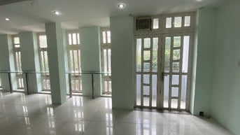 Cho thuê văn phòng/kho 135m2 Tân Bình, mặt tiền, 2 tầng, rộng rãi