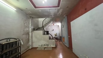 Nhà 5T cũ ngõ La Thành cách oto 100m ngõ 2m ba gác dt 50m mt 4,2m