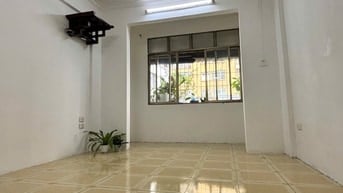  Cho thuê căn hộ tập thể 50m2 tầng 5 mặt phố Ngọc Khánh. Giá 6tr/tháng