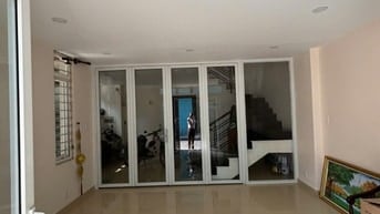 Cho thuê tầng Trệt làm văn phòng số nhà 654/1 Cộng Hòa, P13. 