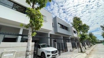 Nhà phố 2 tầng 82,2m2, hoàn thiện, sân vườn, gara ô tô, sổ hồng riêng