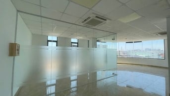 Văn phòng 170m2 gần sân bay, hầm để xe lớn, miễn phí làm thêm giờ