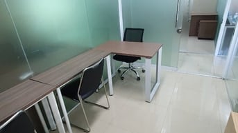 Văn phòng giá rẻ Quận 1 setup đầy đủ bàn ghế, phòng họp, máy lạnh,..