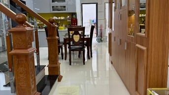 Nhà 1 trệt 2 lầu,2 sân thượng rộng trước và sau. hém xe tải quay đầu