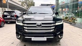 Toyota Land Cruiser LC300 sản xuất năm 2021 đẹp hiếm gặp 